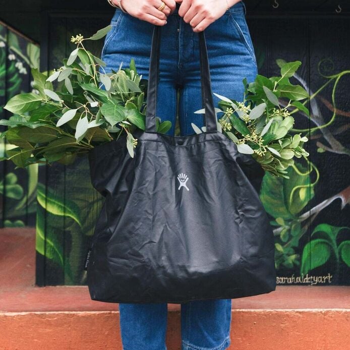 20-l-tag-along-tote-y0 s25_tagalongtote_post_3_1_1_1.jpg