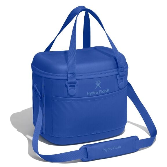 carryouttm-soft-cooler-15-l-k3 12pco382_carryout_cooler_15l_capri_blue_angled_1.jpg