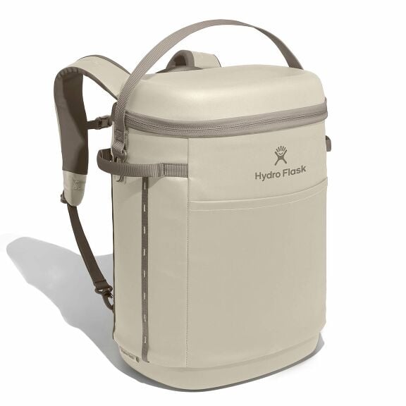 carryouttm-backpack-22-l-o1 18pco114-carryout-backpack-22l-oat-angled_1.jpg