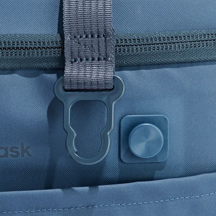 carryouttm-soft-cooler-30-l-j9 250815_hydro_cooler_details_14856_2_5.jpg