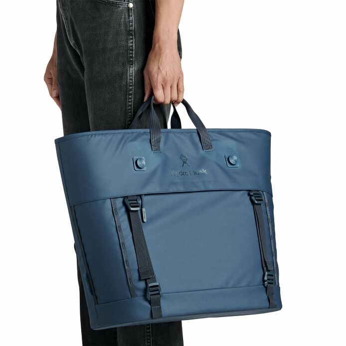 carryouttm-soft-cooler-tote-30-l-e8 250815_hydro_s26_hb_14619_2.jpg