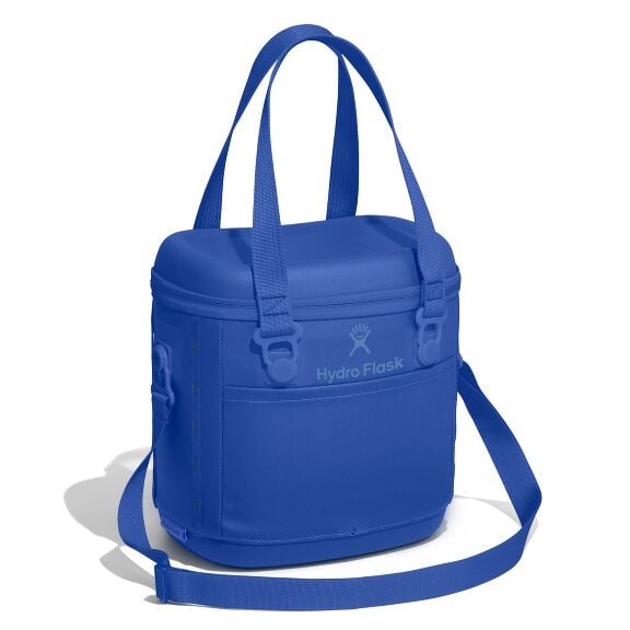 carryouttm-soft-cooler-10-l-w4 6pco382_carryout_cooler_10l_capri_blue_angled_1.jpg