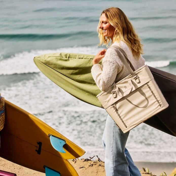 carryouttm-soft-cooler-tote-20-l-o7 hf_carryout_bouwer_d1_l1_torrey_pines_lifestyle_1142_1_1.jpg