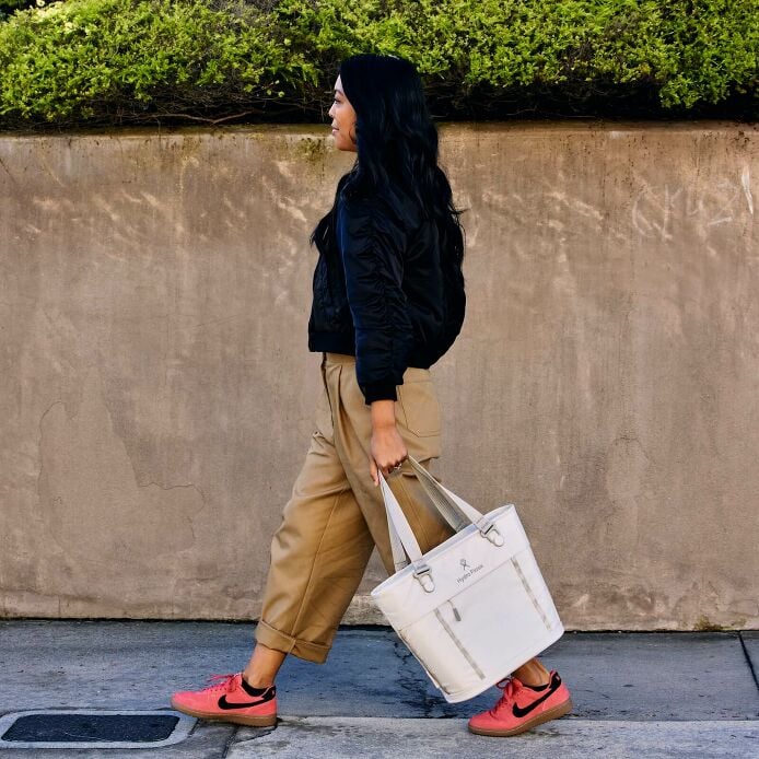 carryouttm-soft-cooler-tote-10-l-q5 hf_carryout_bouwer_d2_l1_stone_steps_0131_3.jpg