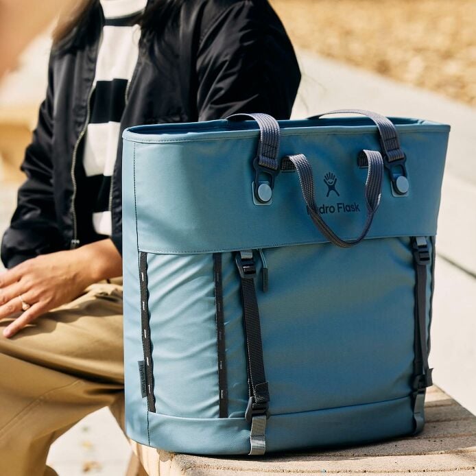 carryouttm-soft-cooler-tote-30-l-e4 hf_carryout_bouwer_d2_l2_parking_soccer_1930_1_1.jpg