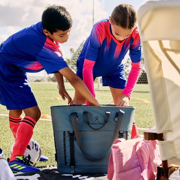 carryouttm-soft-cooler-tote-30-l-e8 hf_carryout_bouwer_d2_l2_parking_soccer_2454_1_1.jpg