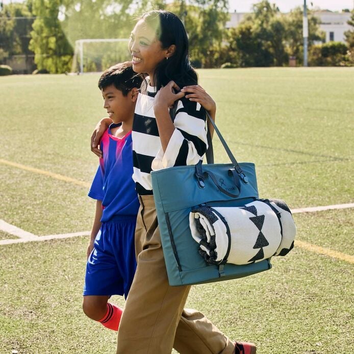 carryouttm-soft-cooler-tote-30-l-e8 hf_carryout_bouwer_d2_l2_parking_soccer_3406_1_1.jpg