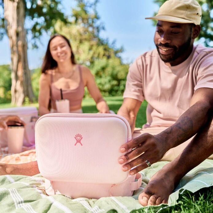 5-l-carry-outtm-lunch-box-q7 hf_s24_trillium_45_1.jpg