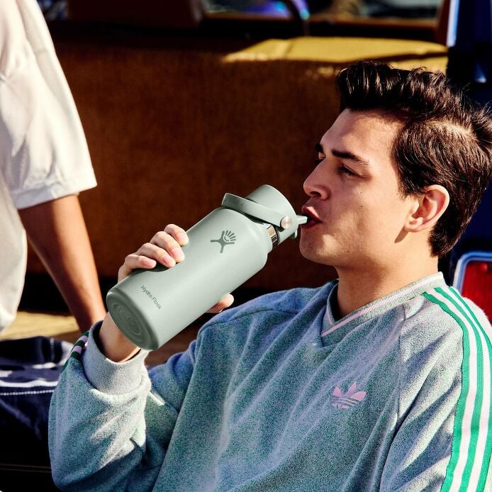 32-oz-wide-mouth-with-flex-straw-cap-r1 s25_tailgating_brouwer_exp-2028-06-01_04-6336_1__5.jpg